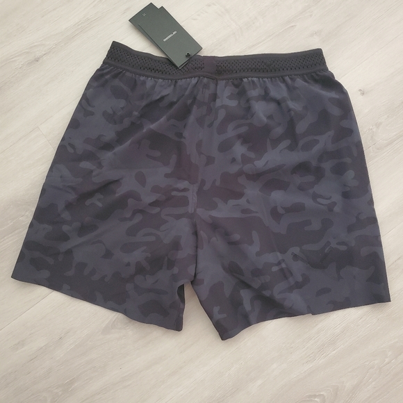 Ten Thousand Co. The Session Short - Picture 5 of 6